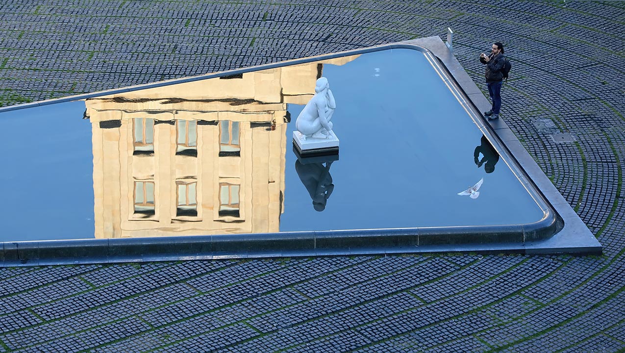 60. Photographer and Statue